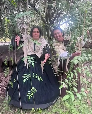 Verónica Cicchi explicó que la indumentaria de 1840 incluye ropa interior de época, corsé, enaguas y vestidos realizados a partir de moldes originales (Captura de video)