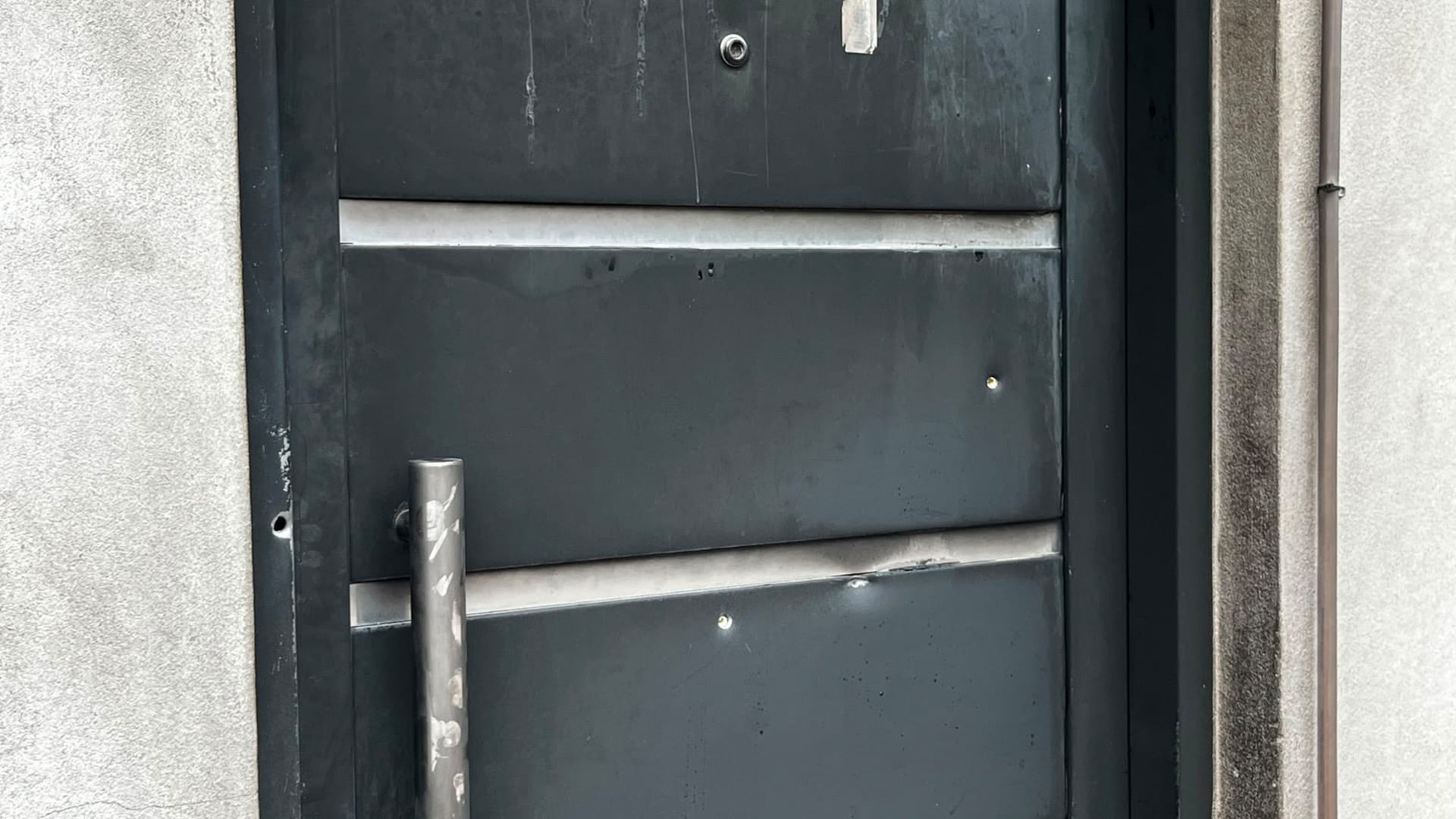 La puerta baleada del presunto asesino del barra de Colón