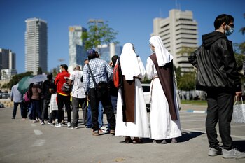 Monjas hacen cola frente a
