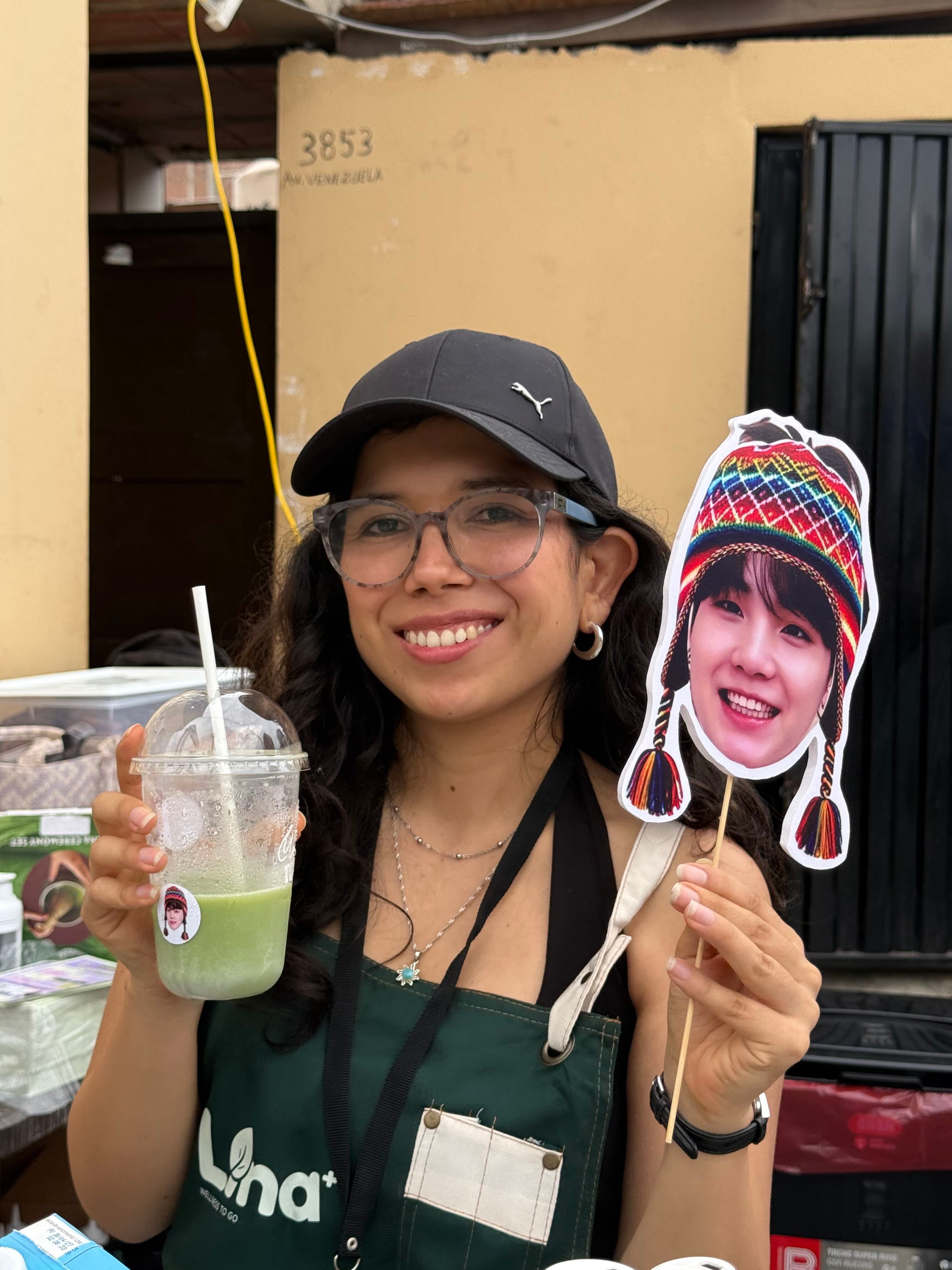 Una comerciante ofrece bebidas y artículos temáticos del grupo BTS cerca del Estadio San Marcos en Lima. (Paula Díaz)
