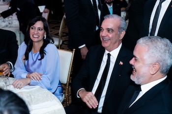Jeanette Nuñez, presidenta de la Universidad Internacional de Florida; Luis Abinader, presidente de República Dominicana y Gustavo Duque, ex presidente de Colombia en la Champion of Freedom Dinner & Celebration