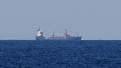 España deniega el permiso para hacer escala a un barco con armas para Israel mientras el buque de Cartagena continúa fondeado