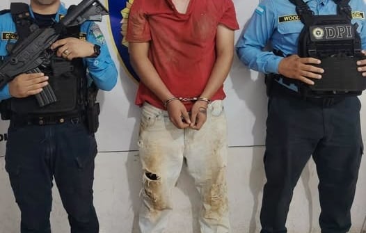 Un hombre de nacionalidad salvadoreña fue capturado en una finca de palma en Sabá, Colón, tras intentar ocultar el cuerpo de una mujer. (Foto cortesía Dirección Policial de Investigaciones)