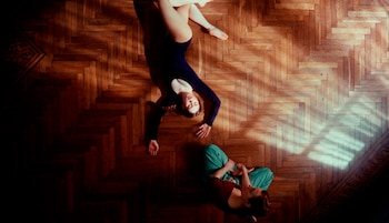 Dos mujeres en pose de