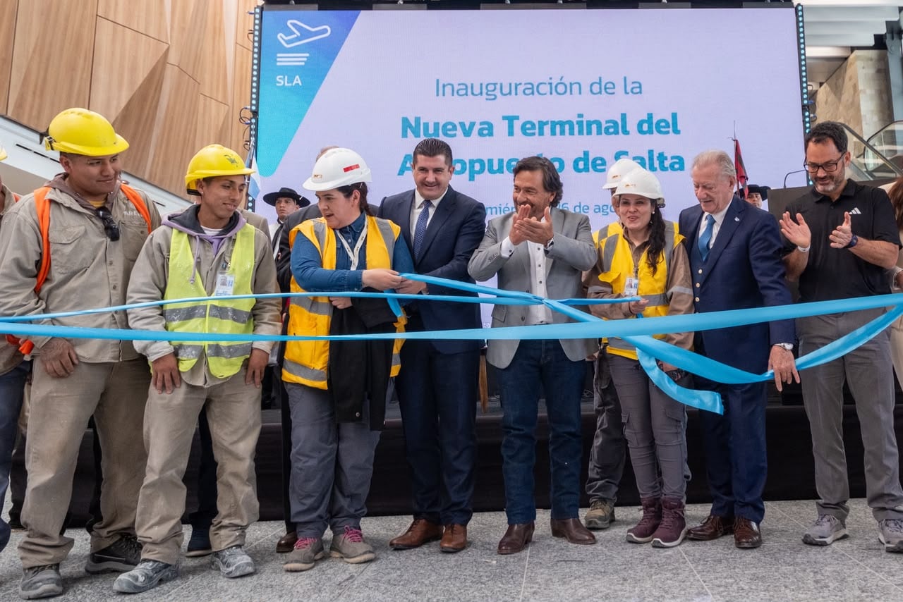 Autoridades y trabajadores realizan el corte de cinta durante la inauguración de la nueva terminal del Aeropuerto de Salta.