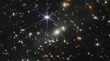 El Telescopio Espacial James Webb, el más potente puesto en órbita, reveló la "imagen infrarroja más profunda y nítida del universo primitivo", apuntando unos 13.000 millones de años hacia atrás, dijo la NASA.