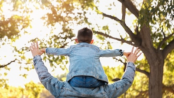 A los boomers criados en los años 60-70 les enseñaron a ser duros, y eso les marcó el carácter: qué dice la psicología
