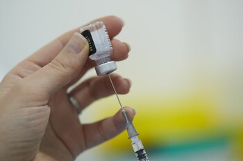 Pfizer y Moderna son ejemplos de inoculantes innovadores que se valen de la tecnología de ARN mensajero (Reuters/Denis Balibouse)