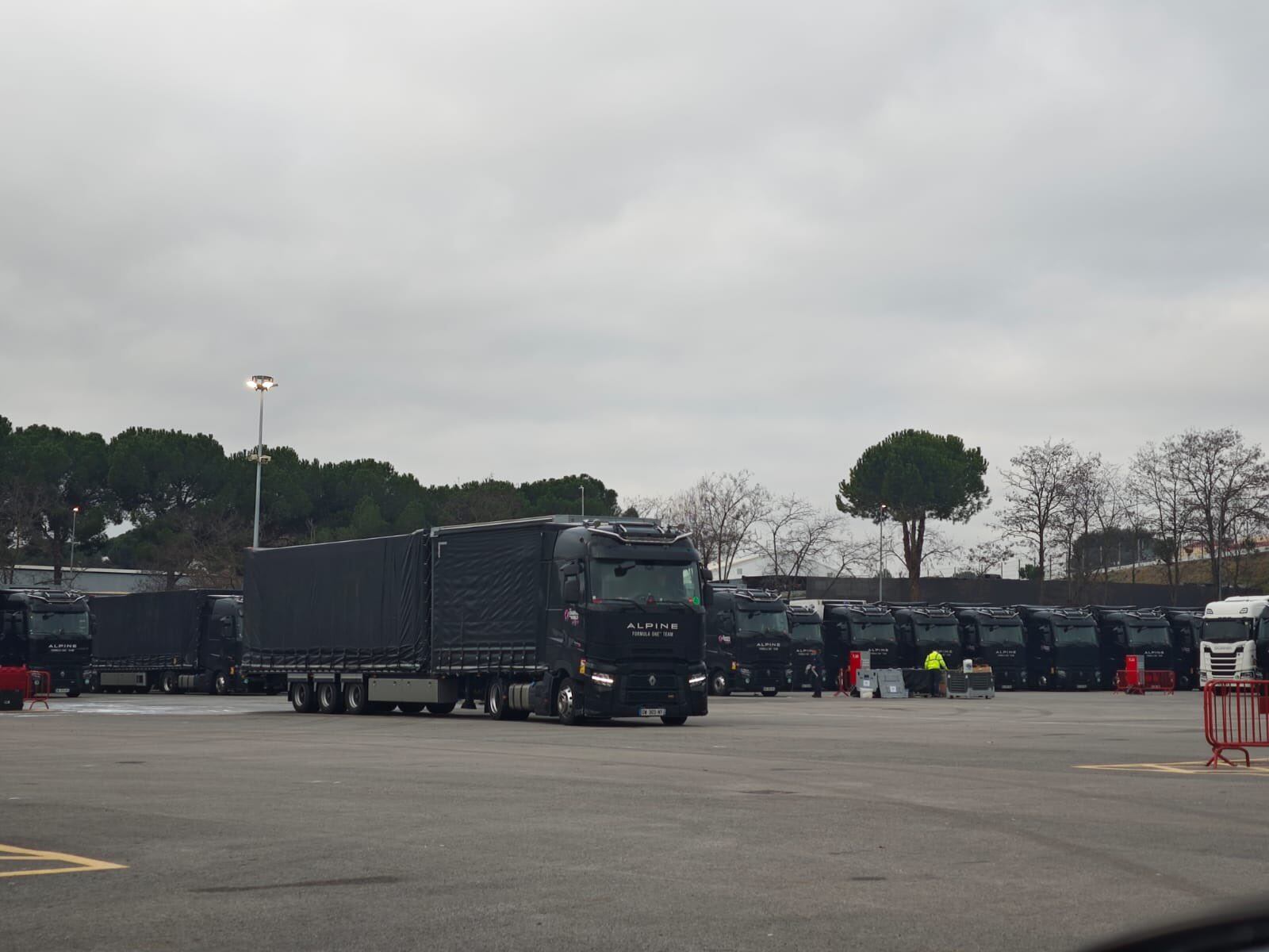 Alpine en Barcelona, preparado para las primeras pruebas del A526 (Foto: @Corazondef1)