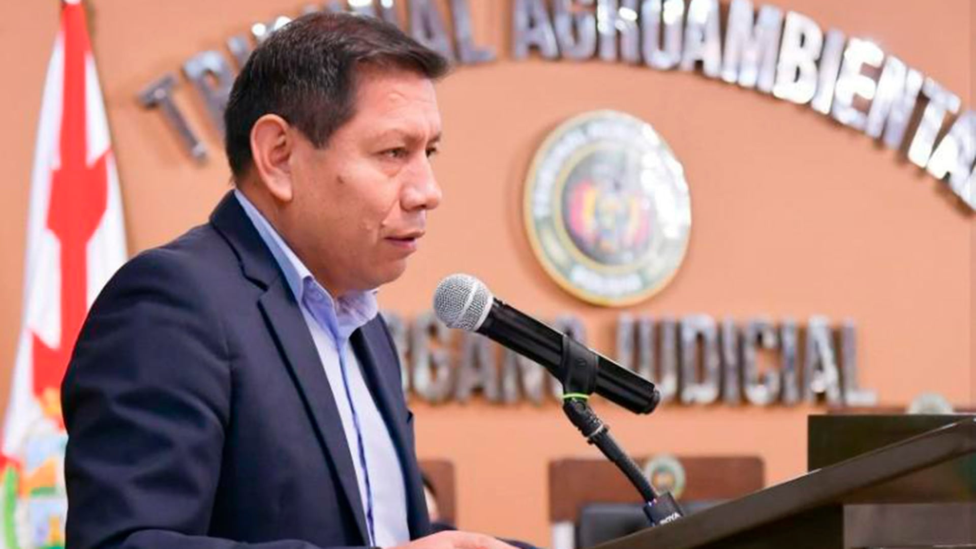 El juez boliviano Víctor Hugo Claure se dirige al público durante un evento, previo a su trágico asesinato que ha conmocionado al país