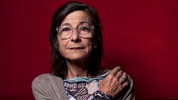 Judith Miller, psicoanalista francesa: “La sociedad de consumo no produce más felicidad en el individuo, lo hace sufrir”
