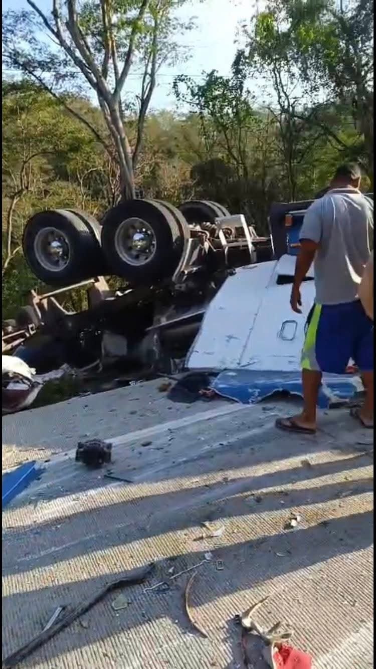 Elementos de la Policía Nacional resguardan la zona del accidente. La cuesta de Los Limones fue escenario de la tragedia que dejó múltiples víctimas. (Foto: Redes sociales)