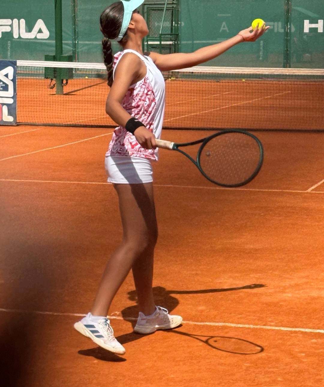 Jazmín, la hija mayor del Sergio y Eliana, ama el tenis y quiere comenzar a competir profesionalmente