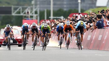 Tercero de derecha a izquierda,