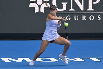 María Camila Osorio de Colombia devuelve una bola ante Ann Li de Estados Unidos este lunes, en un partido del Abierto de Tenis en Monterrey (México)-crédito Miguel Sierra/EFE