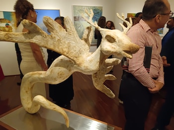 Una imponente escultura de una