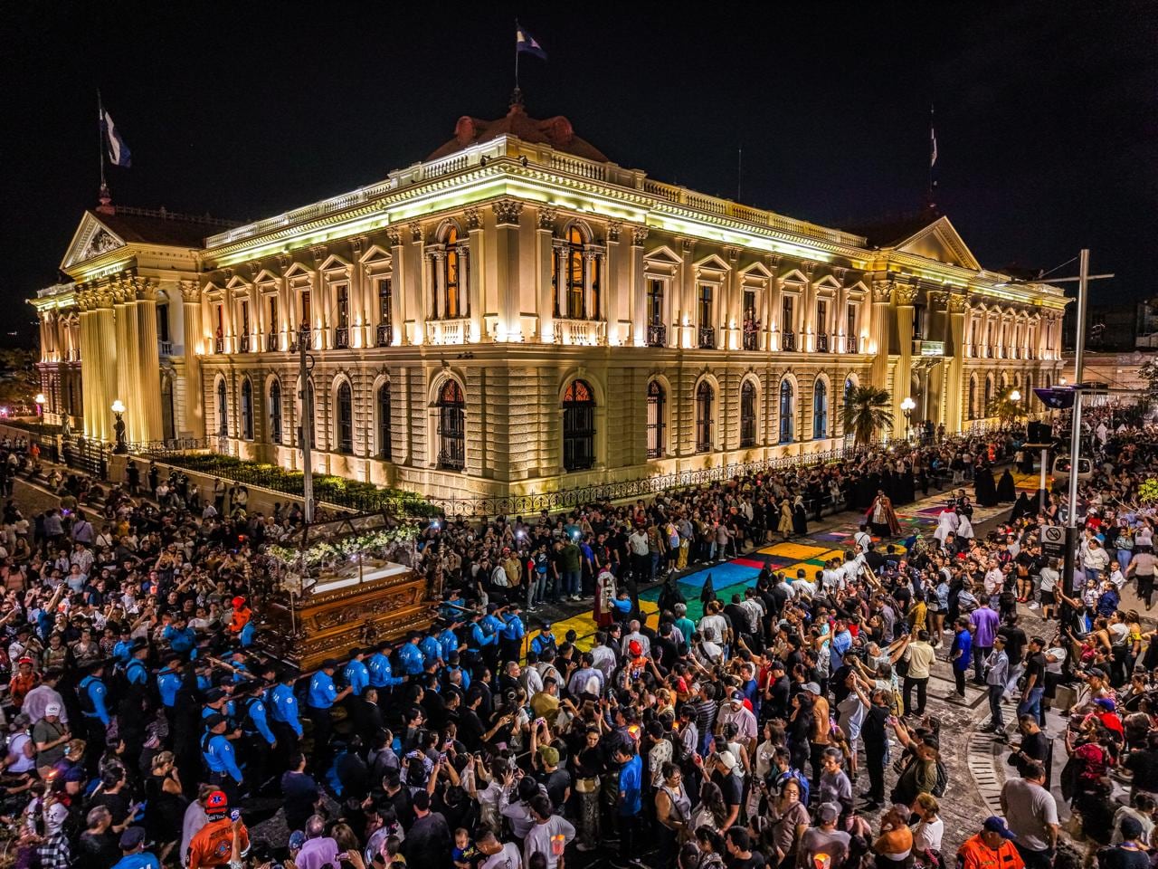 Procesión del Santo Entierro reúne a fieles en San Salvador