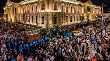Tradición y arte en el corazón de El Salvador: la procesión del Santo Entierro reunió a los creyentes en Viernes Santo