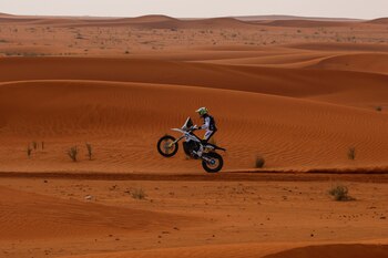 El piloto argentino Luciano Benavides compite en la segunda etapa del Dakar del Rally Dakar 2022 disputada entre Hail y Al Artawiya (Arabia Saudí) el pasado lunes. EFE/Biel Aliño