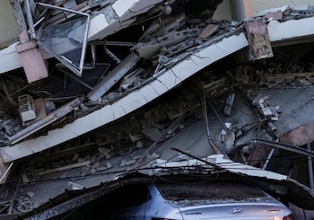 Estructuras de concreto colapsadas y vehículos aplastados tras el violento sismo de magnitud 7.7 que afectó distintas regiones de Panamá (Cortesía: Telemundo).
