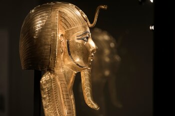 Una máscara funeraria del rey