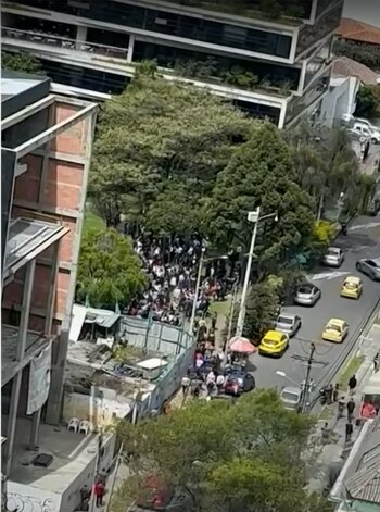 En la imagen se ve la cantidad de personas que fueron evacuadas de manera preventiva | Foto: Twitter