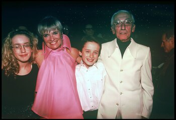 Junto a su segunda esposa,