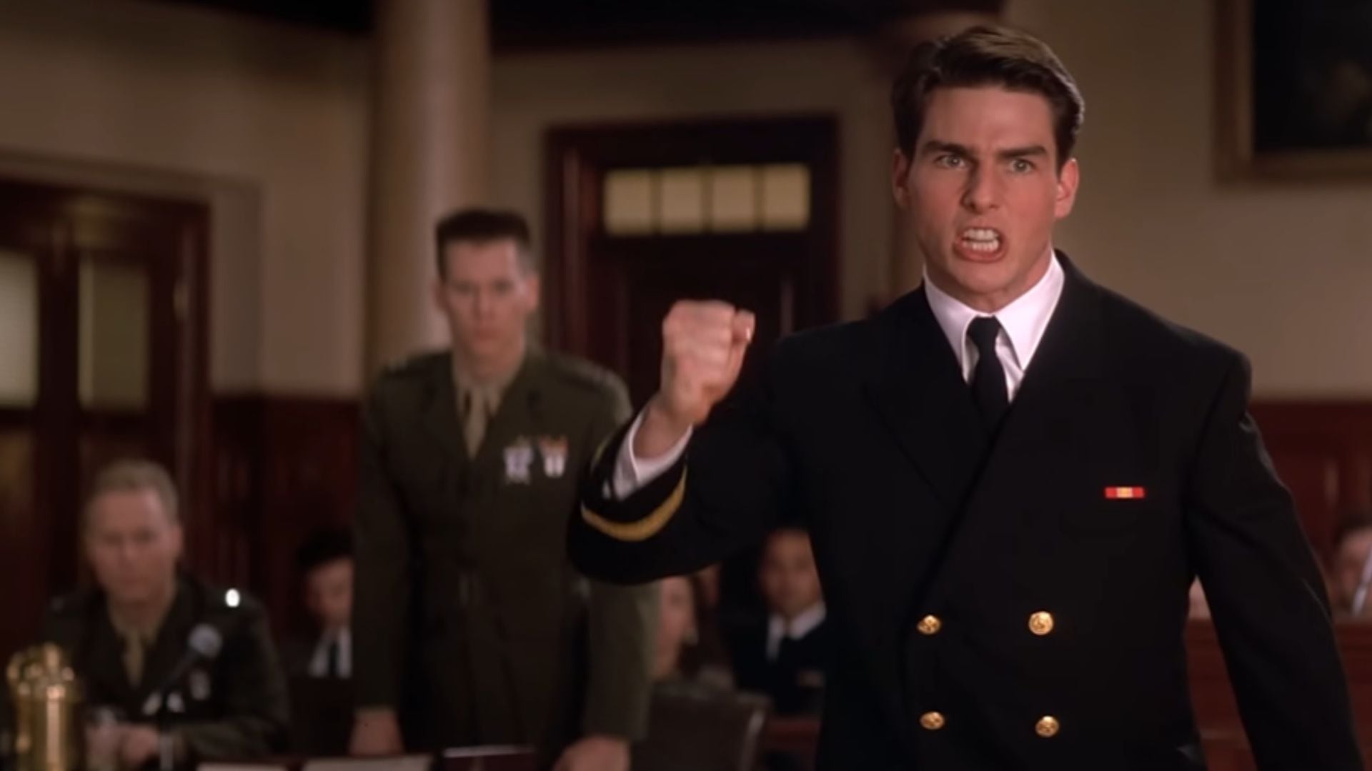 La trama explora la ética militar y el dilema moral del teniente Daniel Kaffee, interpretado por Tom Cruise, en la base de Guantánamo (foto: IMDb)