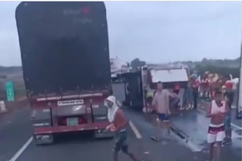 Saquean un camión que se