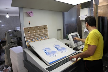 Carteles de Raisi, el favorito de Khamenei (Majid Asgaripour/WANA via REUTERS)