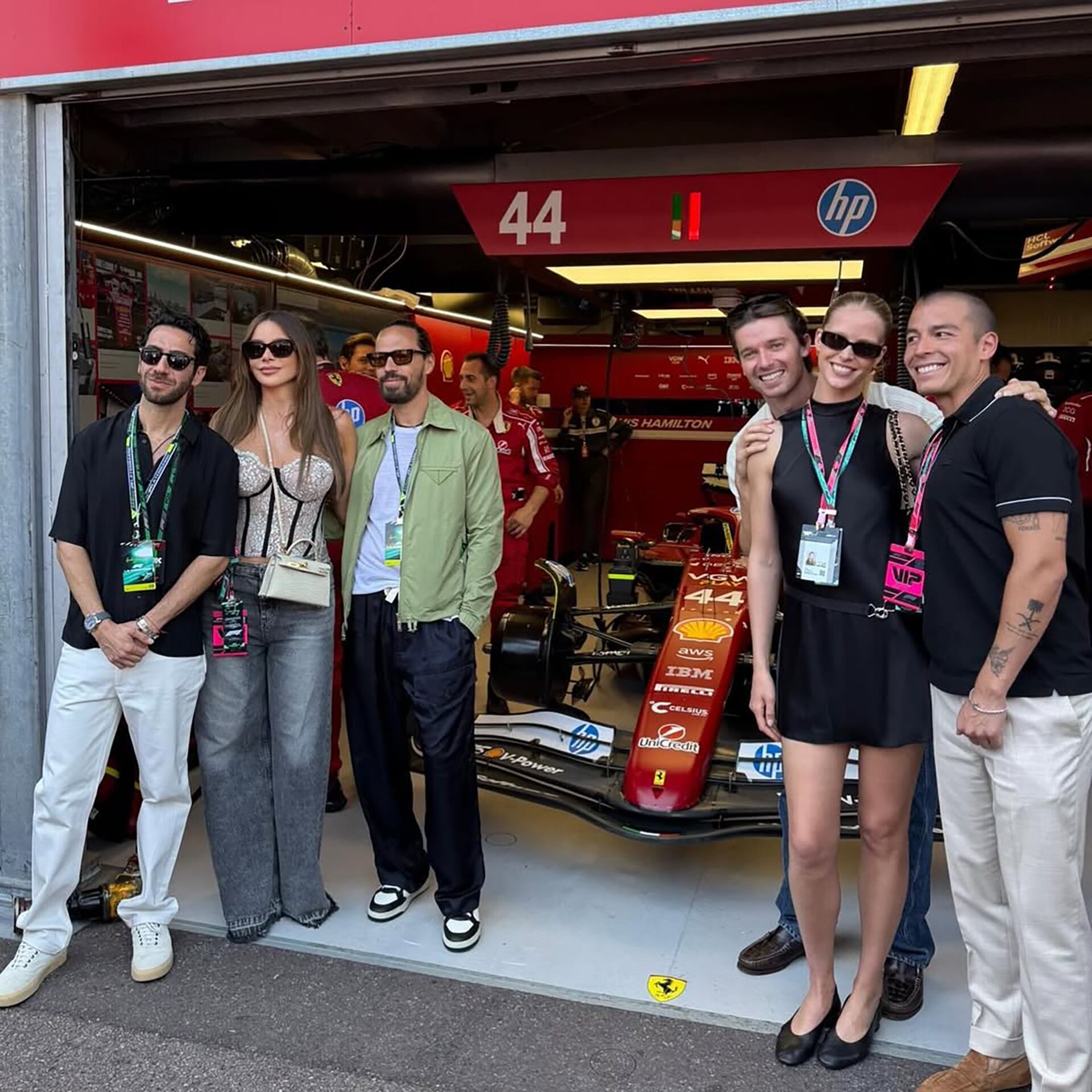 La actriz estuvo en el garaje de la escudería Ferrari. Aunque no estuvo con Lewis Hamilton, si la acompañó el empresario Douglas Chabott, con el que la vinculan sentimentalmente desde hace semanas - crédito @sofiavergara/Instagram