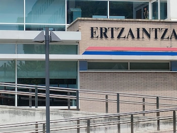 03/04/2026 Comisaría de la Ertzaintza en Basauri, donde este miércoles falleció una mujer y su pareja ha sido detenida por presunto homicidio.
POLITICA AUTONOMÍAS