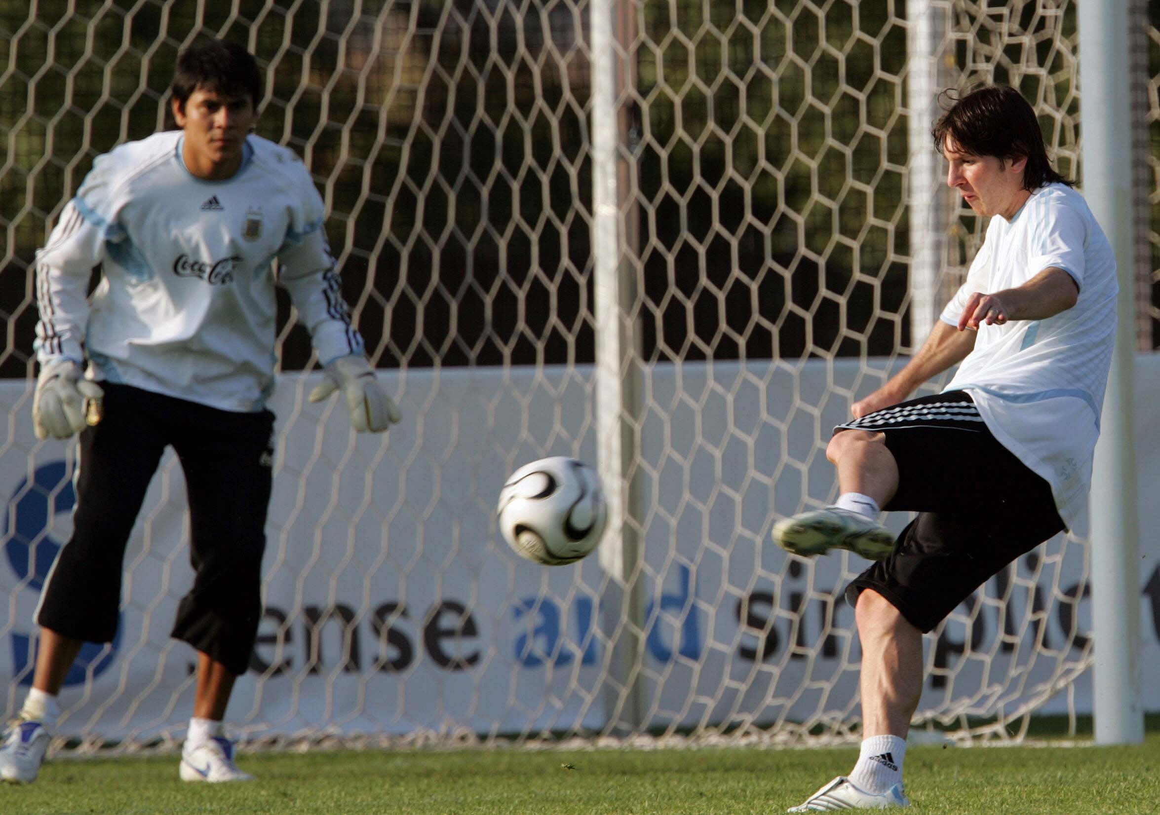Oscar Ustari y Lionel Messi en su época de juveniles (AFP PHOTO / DANIEL GARCIA)