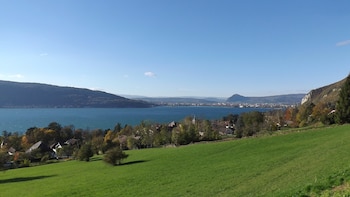 Vista panorámica de la comuna de Veyrier-du-Lac y del norte del lago de Annecy , con Annecy al fondo, en Alta Saboya, Francia (Florian Pépellin/Wikimedia Commons)
