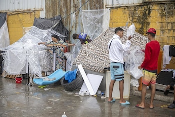21/08/2026 Inmigrantes acampados en las naves del Tarajal, a 21 de agosto de 2026, en Ceuta (España). Ceuta sigue afrontando una grave crisis humanitaria después de la histórica entrada masiva de más de 70.000 migrantes a nado por el Tarajal durante los días 30 y 31 del pasado mes de julio. Aunque actualmente el despliegue policial y el refuerzo de la frontera por parte de las autoridades marroquíes han conseguido frenar las entradas, la ciudad autónoma sigue enfrentando una grave crisis humanitaria, sanitaria y de seguridad.
POLITICA
Marcos Moreno - Europa Press