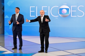 El presidente de Brasil y candidato a la reelección, Luiz Inácio Lula da Silva (d), y el candidato de la oposición Flávio Bolsonaro, asistieron a un debate en los estudios de TV GLOBO el viernes, en Río de Janeiro (Brasil). EFE/ Andre Coelho