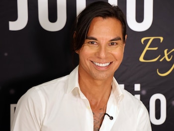 15/09/2026 Julio José Iglesias cuenta cómo afronta su padre la polémica por sus extrabajadoras.
Julio José Iglesias ha hablado sobre el estado en el que se encuentra su padre, Julio Iglesias, después de la polémica que ha rodeado al cantante durante los últimos meses a raíz de las acusaciones de dos antiguas trabajadoras de su servicio doméstico. En plena promoción de su espectáculo 'Julio Iglesias Experience', el artista ha asegurado que toda la familia permanece unida y que su padre está tranquilo ante la situación.
EUROPA ESPAÑA SOCIEDAD
