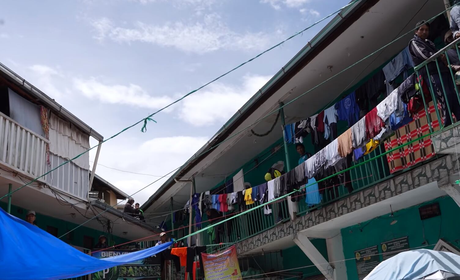 La cárcel de San Pedro en La Paz, Bolivia, funciona bajo un sistema de autogobierno donde los internos controlan la economía y la seguridad interna - crédito Planeta Juan/YouTube