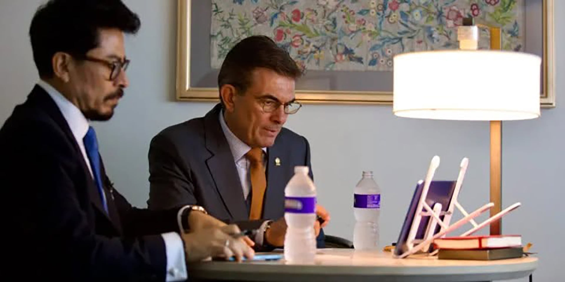 Rodrigo Paz junto al ministro de la Presidencia, Fernando Aramayo, durante un gabinete virtual de ministros el 22 de septiembre, desde Nueva York, Estados Unidos.