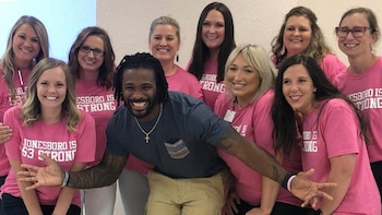 DeAngelo Williams dedica su vida