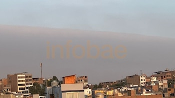 Un bloque de copiosas nubes hicieron notar el contraste con el cielo despejado en Lima. Infobae / María Elena Mamani