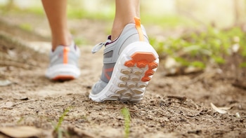 Caminar una hora al día es una de las mejores herramientas para quemar grasa, según un doctor