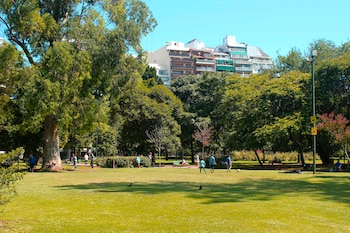 Las plazas y parques, junto