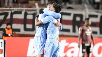 Kevin Sandoval recibiendo los abrazos de sus compañeros tras anotarle a Universitario. - Crédito: ITEA