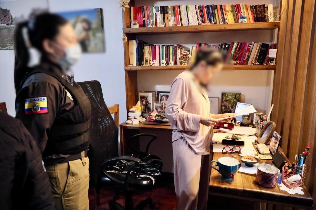 El momento del allanamiento a Luisa González en enero de 2026 por el caso Caja Chica. En octubre de 2026 fue detenida por el caso Laberinto. (Fiscalía de Ecuador)