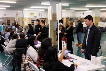 La gente se reúne en la escuela primaria P.S. 140 Nathan Straus para votar en Nueva York (REUTERS/Andrew Kelly)