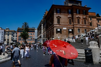 La alerta roja por calor extremo sigue vigente en el sur de Italia - EFE/EPA/FABIO FRUSTACI