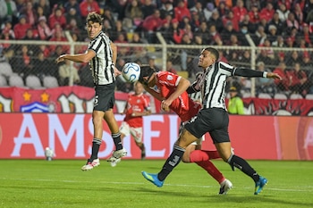 Matías Succar (c), de Cienciano, anota uno de sus tres goles en los octavos de final de la Sudamericana ante Botafogo en el estadio Inca Garcilaso de la Vega, en Cusco (Perú). EFE/Paloma Del Solar