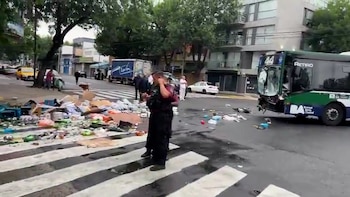 Chocaron un colectivo y un