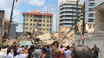 Los bomberos buscan sobrevivientes